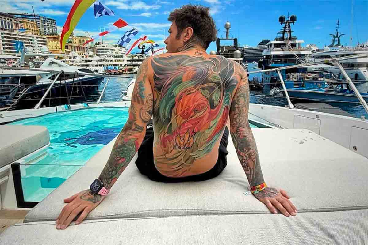 Fedez esce allo scoperto: in arrivo il libro più crudo della sua carriera