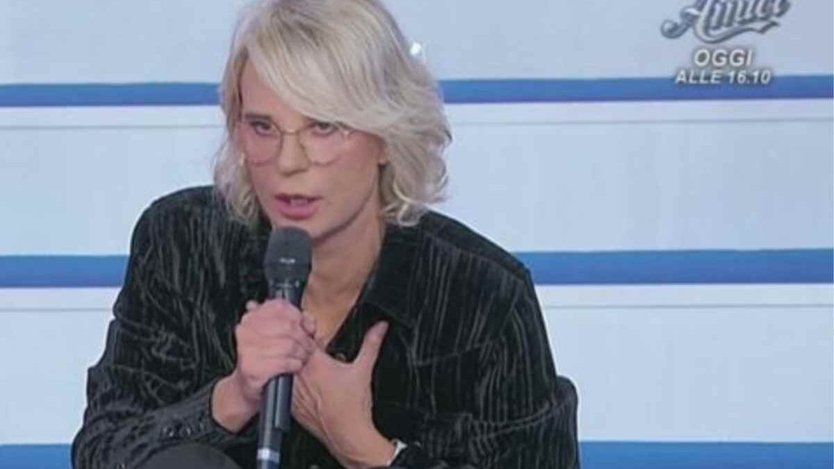 “Il nuovo tronista di Uomini e Donne”. Maria De Filippi prepara la bomba. “Non sappiamo se per lui scenderanno uomini o donne”