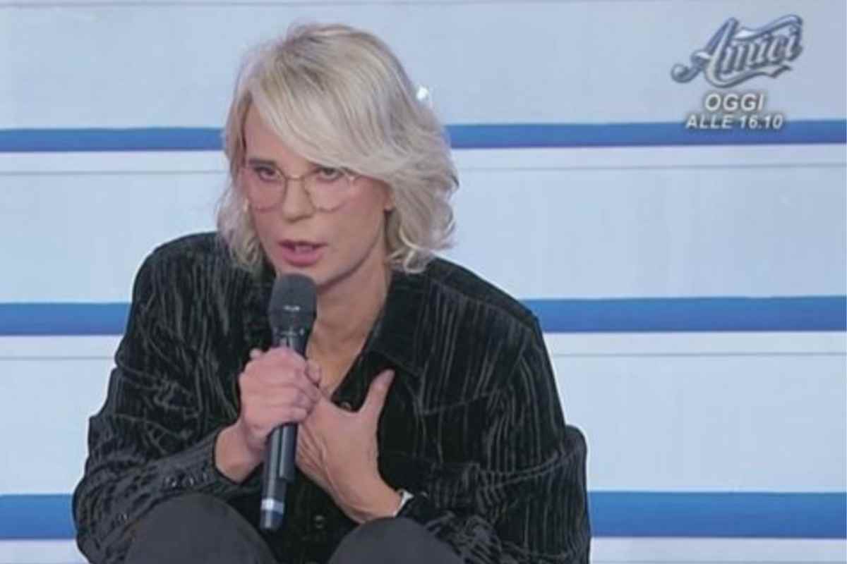 “Il nuovo tronista di Uomini e Donne”. Maria De Filippi prepara la bomba. “Non sappiamo se per lui scenderanno uomini o donne”