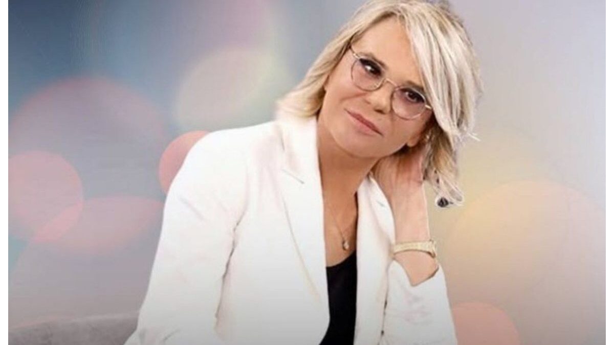 Maria De Filippi paparazzata in Calabria: il costume bianco a balconcino e le foto del relax