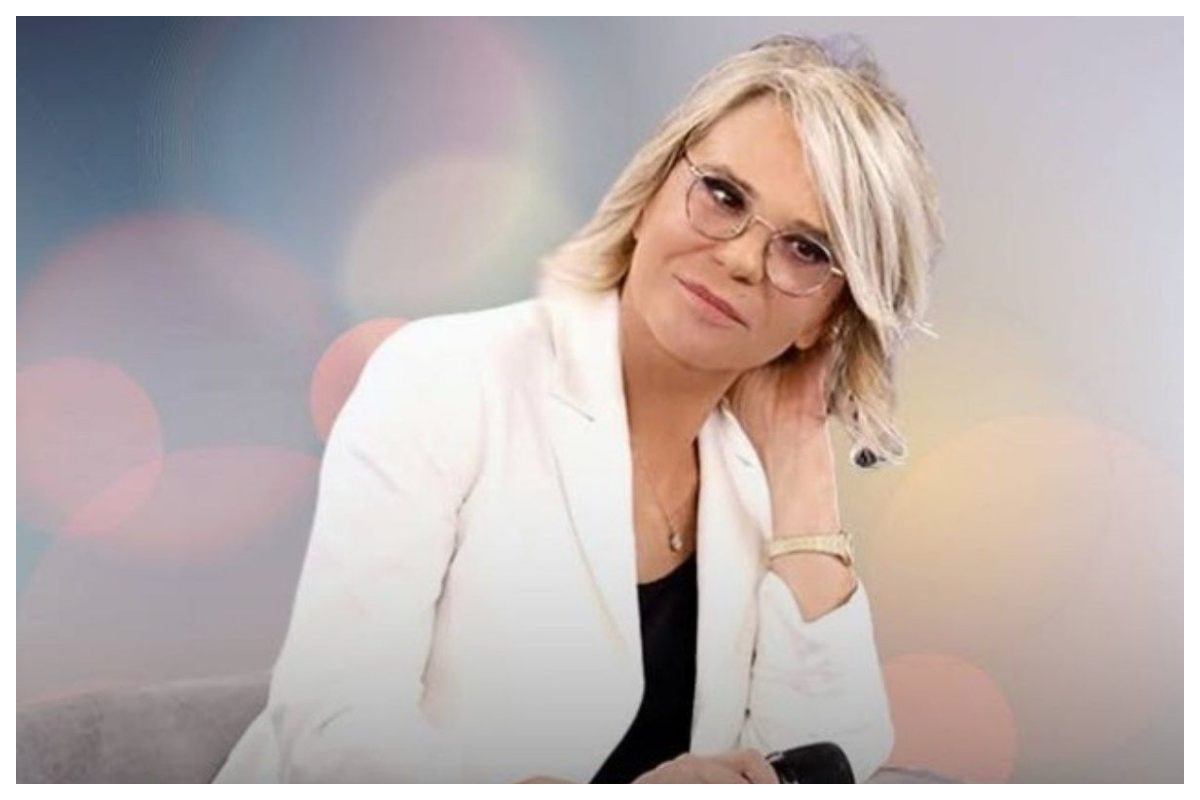 Maria De Filippi paparazzata in Calabria: il costume bianco a balconcino e le foto del relax