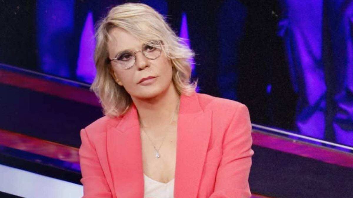 Maria De Filippi beccata nel villaggio dei tentatori: le foto