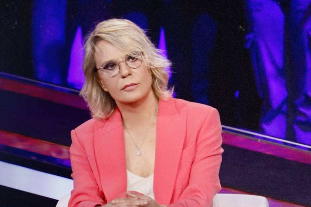 Maria De Filippi beccata nel villaggio dei tentatori: le foto