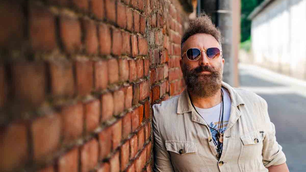 Massimo Stona e il suo rock analogico: “Amo l’idea di inseguire i miei suoni, e incollarli ai miei messaggi”