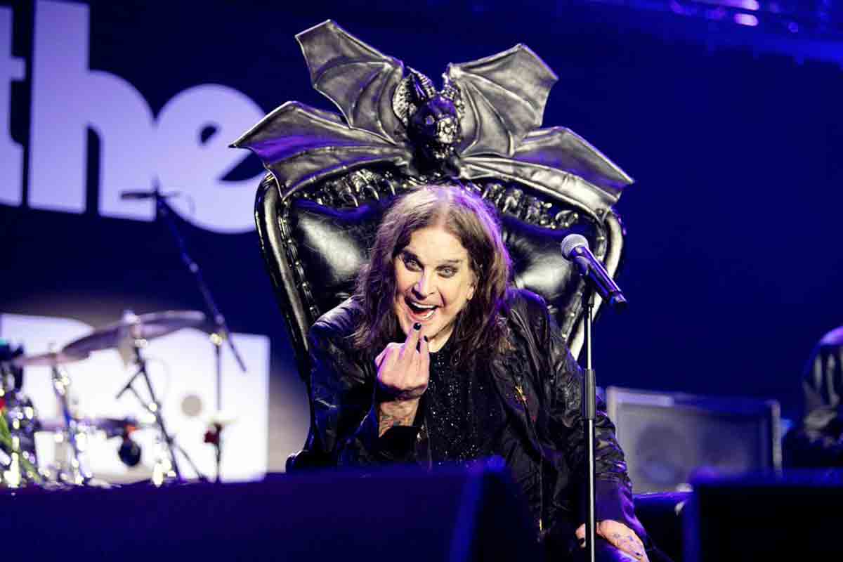Ozzy Osbourne, la rockstar prestata al cinema tra parodie, cameo e citazioni