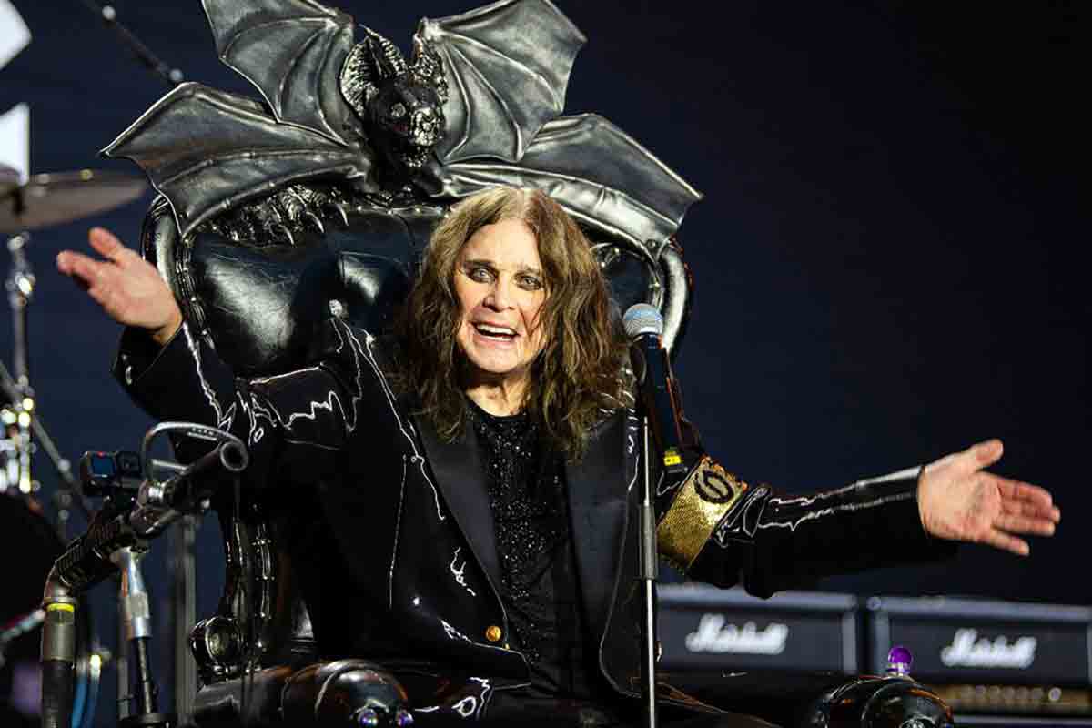 Addio a Ozzy Osbourne, icona del rock e re involontario della tv: da The Osbournes ai momenti cult sul piccolo schermo