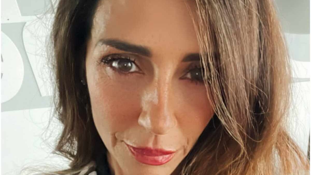 Raffaella Mennoia: età, studi, la malattia autoimmune diagnosticata, il rapporto con Maria De Filippi, fidanzato e compagno ex tronista