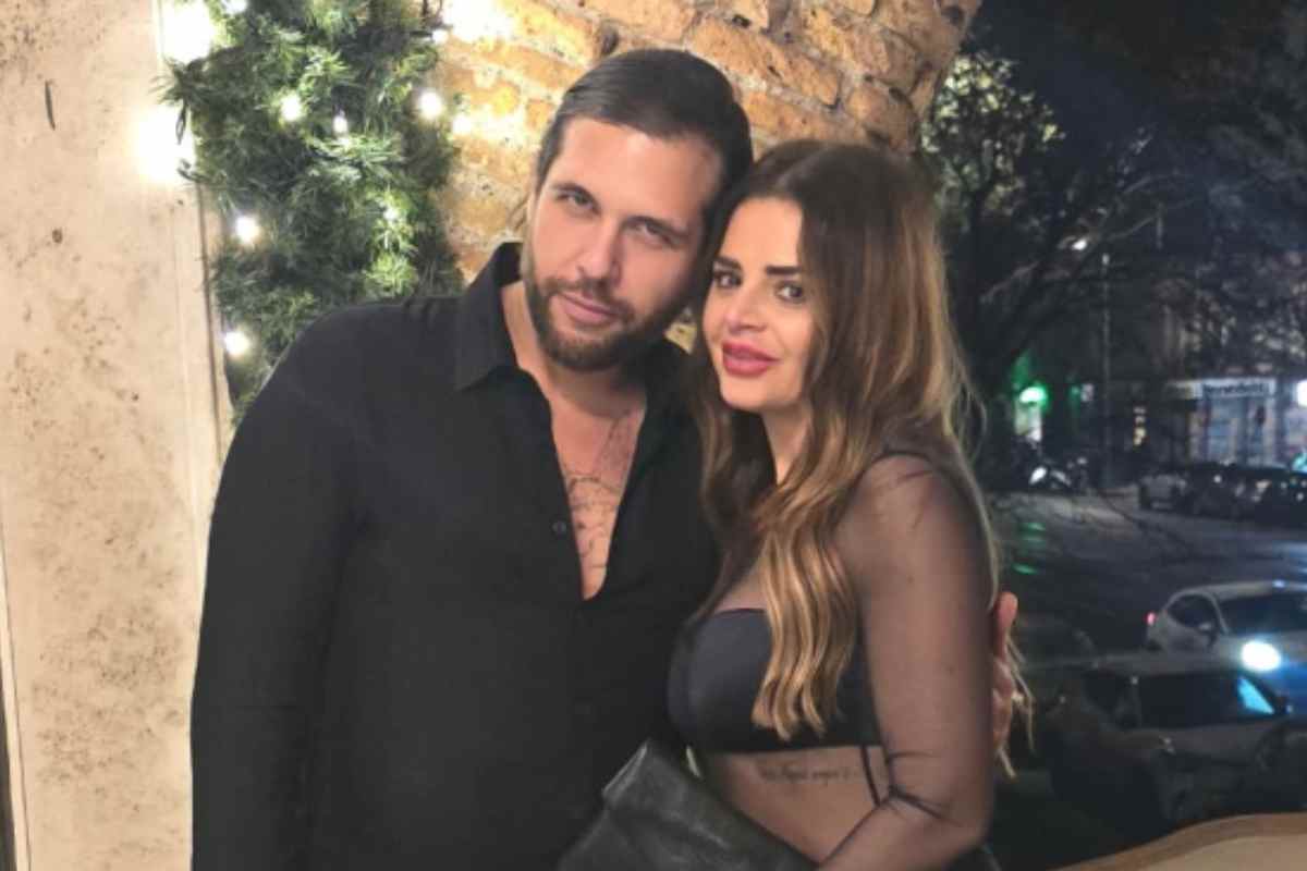Uomini e Donne, Alessandro chiede la mano di Roberta: la reazione della dama in diretta Instagram