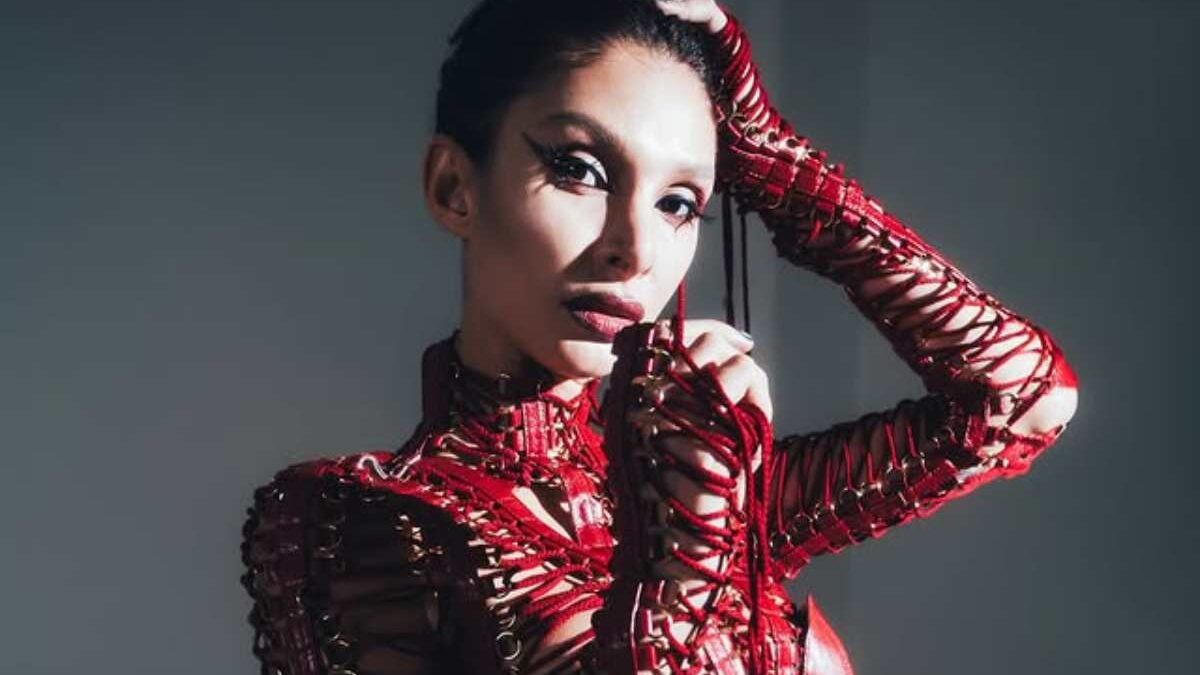 Sara Bluma, chi è la deejay che ha rubato il cuore di Can Yaman. Età, vita privata, tutto su di lei.
