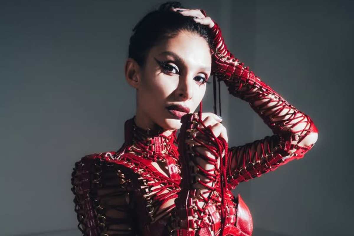 Sara Bluma, chi è la deejay che ha rubato il cuore di Can Yaman. Età, vita privata, tutto su di lei.