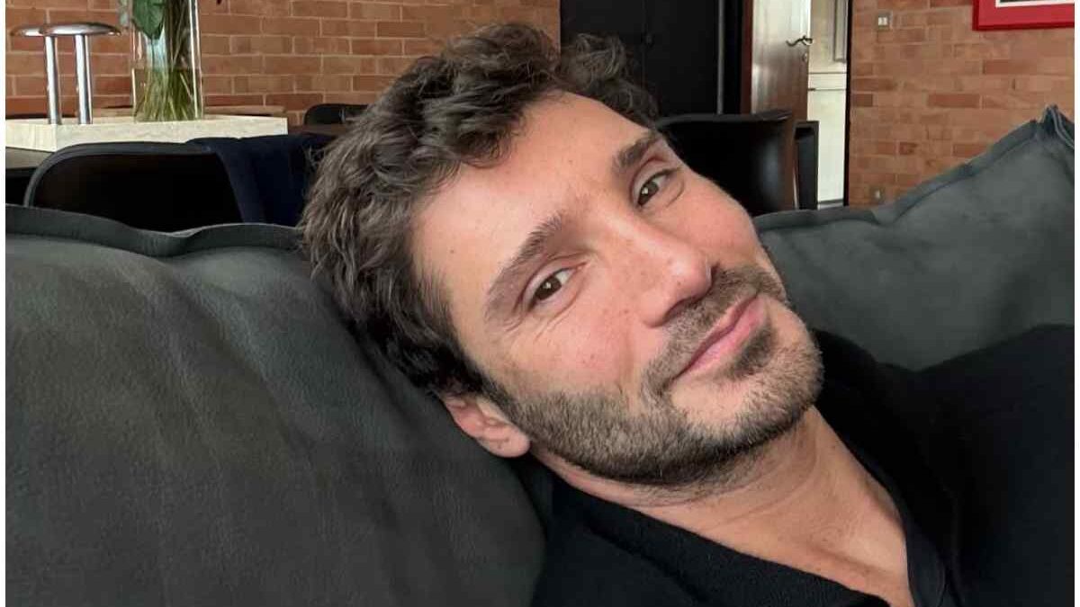 Stefano De Martino curiosità: perché veste sempre uguale ad Affari Tuoi?