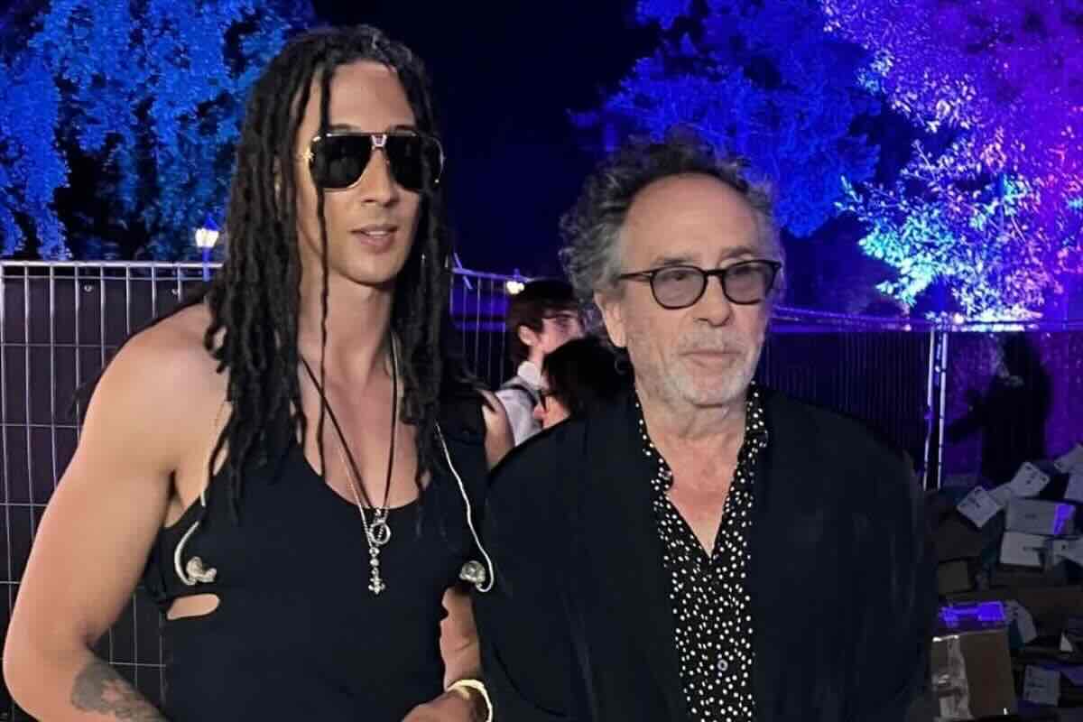 Tim Burton stregato da Ghali: la proposta inaspettata sul palco di Mercoledì 2