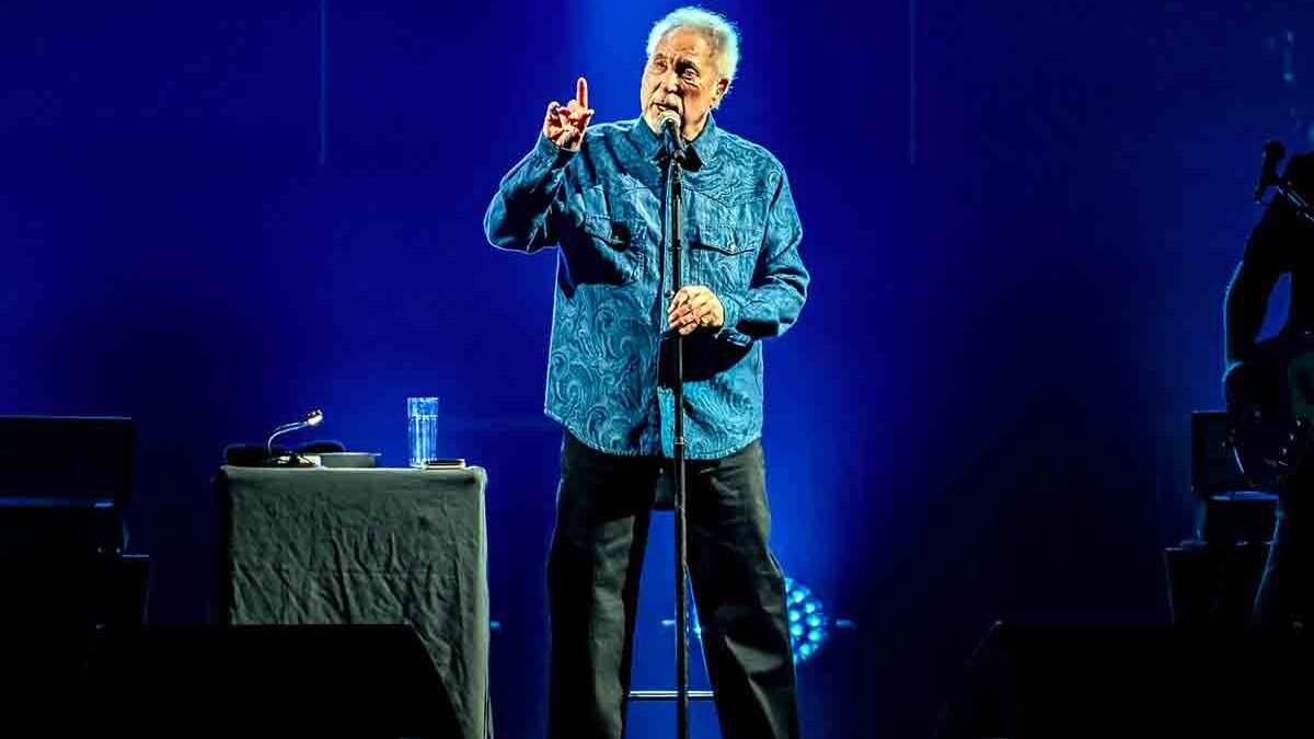Paura per Sir Tom Jones: concerto cancellato all’ultimo per un’infezione respiratoria