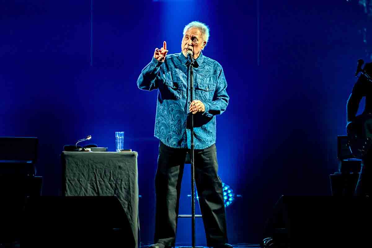Paura per Sir Tom Jones: concerto cancellato all’ultimo per un’infezione respiratoria
