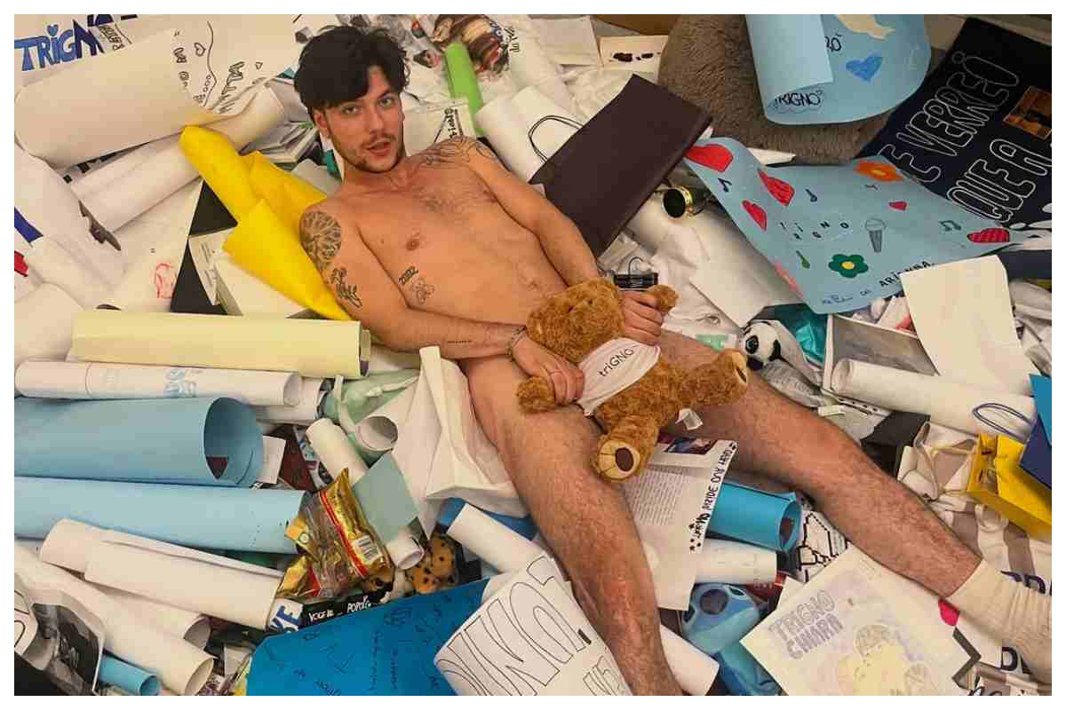 Trigno posa nudo