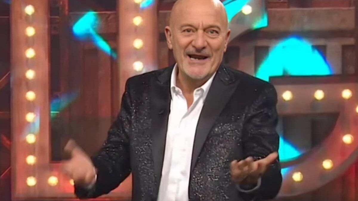 “Via Claudio Bisio da Zelig”, chi potrebbe prendere il suo posto. Il retroscena Mediaset