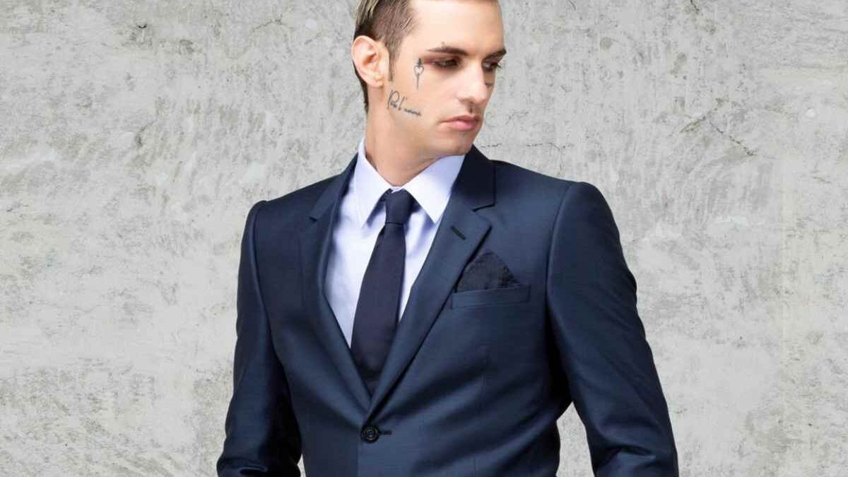Da Achille Lauro ai dandy del rock: a Milano la mostra che celebra lo stile (e i gioielli) al maschile