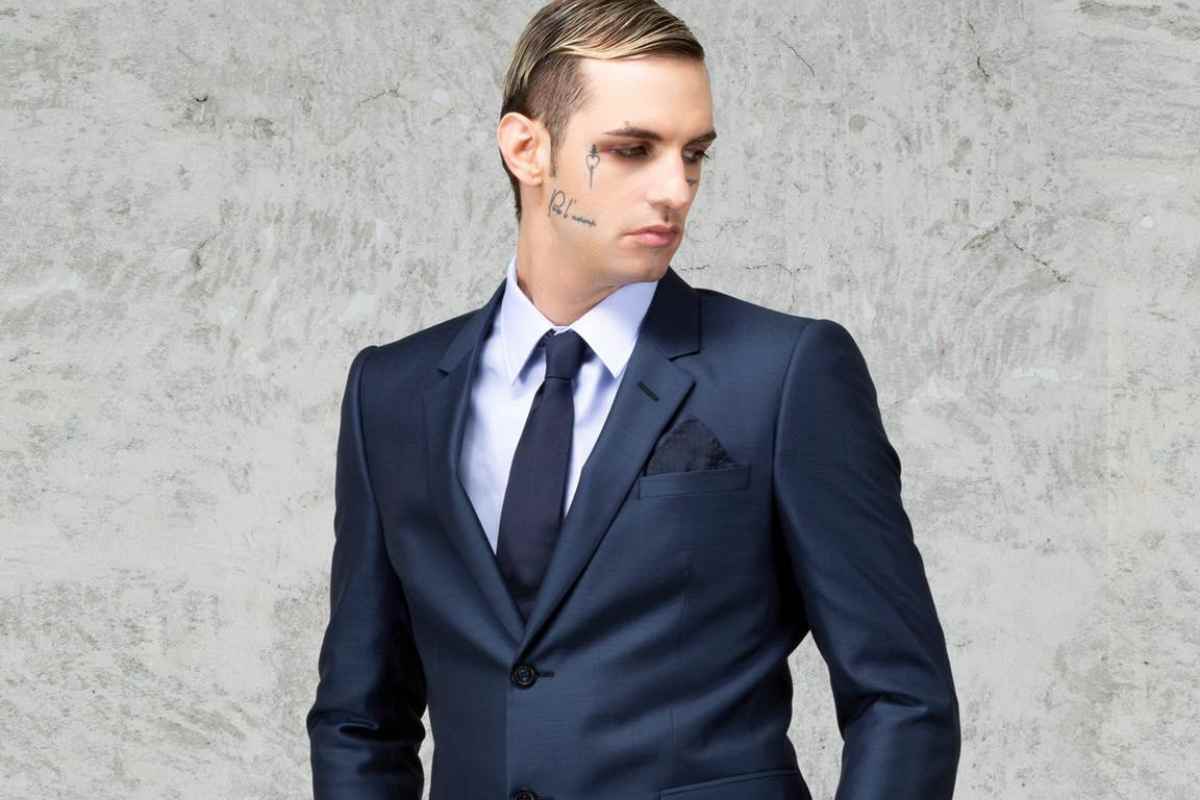 Da Achille Lauro ai dandy del rock: a Milano la mostra che celebra lo stile (e i gioielli) al maschile