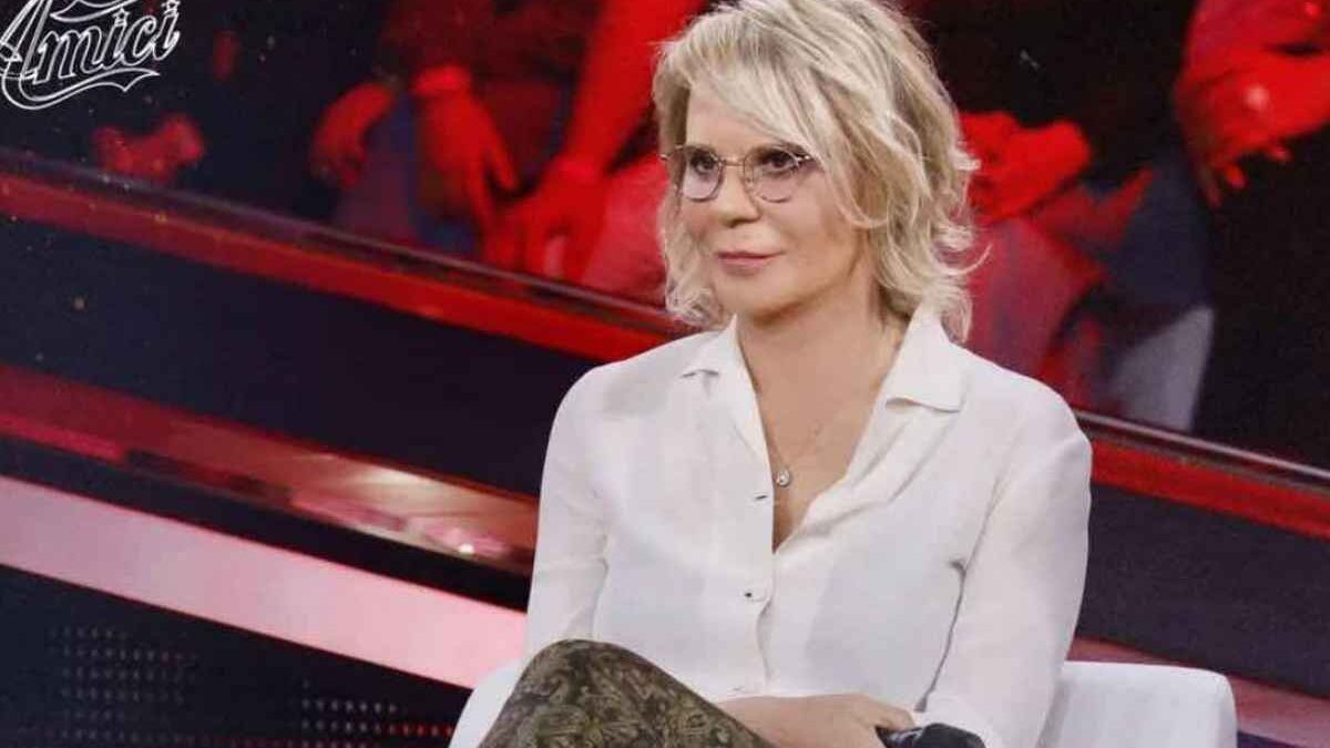 “Sono pronto, chiamami”. Amici, chi si candida alla corte di Maria De Filippi. Super big