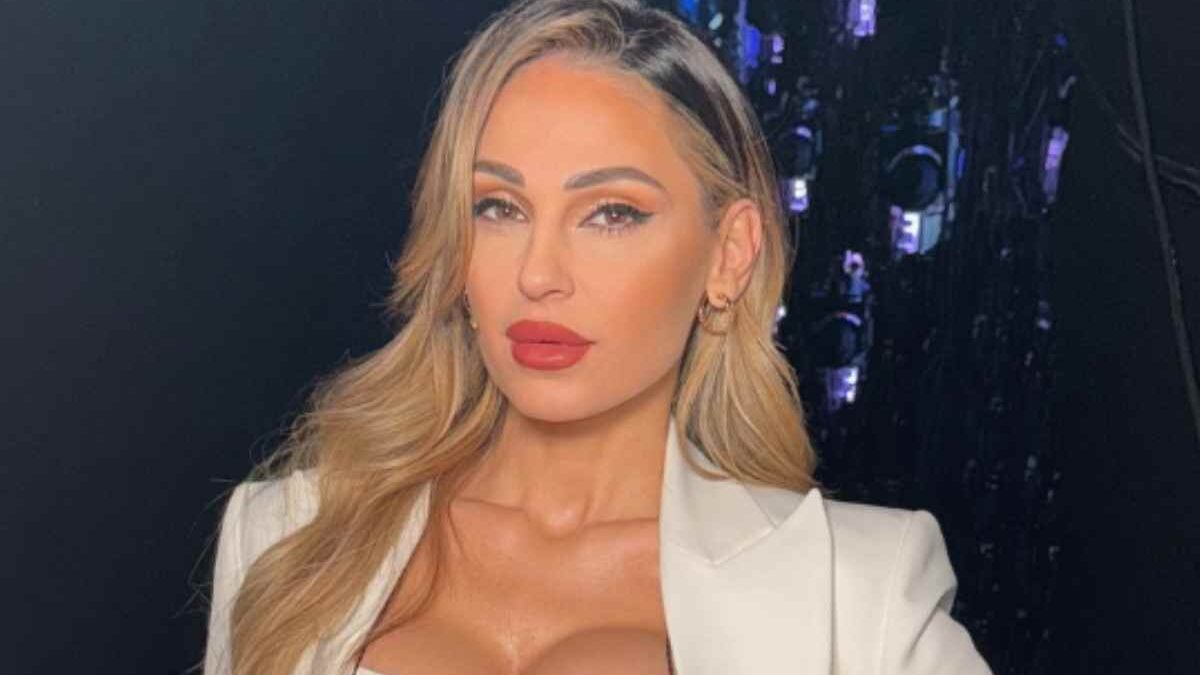 Anna Tatangelo bellissima col pancione: la foto in costume emoziona i fan