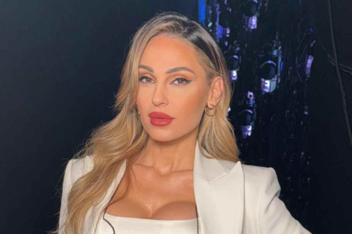 Anna Tatangelo bellissima col pancione: la foto in costume emoziona i fan