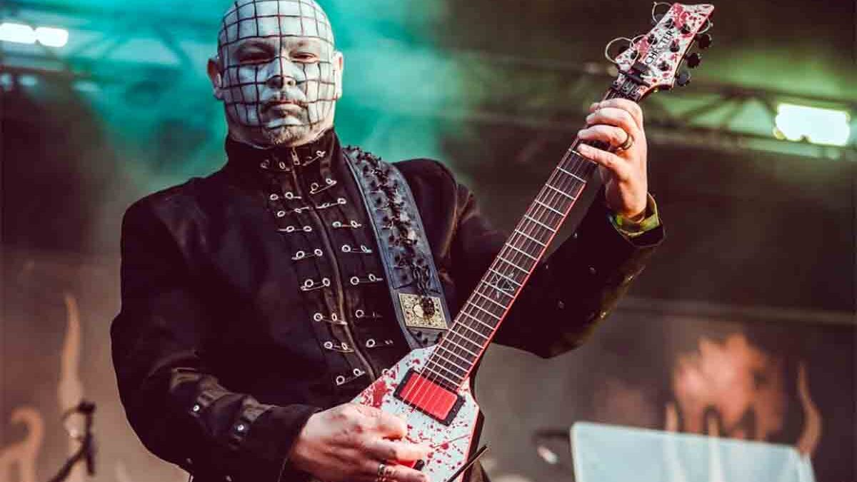 Cradle Of Filth, terremoto nella band: licenziato il chitarrista Ashok dopo l’addio della moglie Zoe