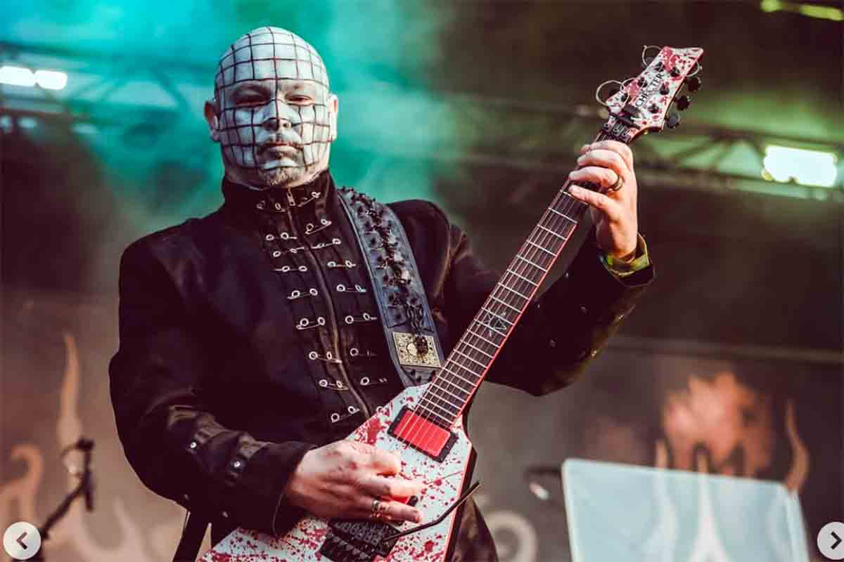Cradle Of Filth, terremoto nella band: licenziato il chitarrista Ashok dopo l’addio della moglie Zoe
