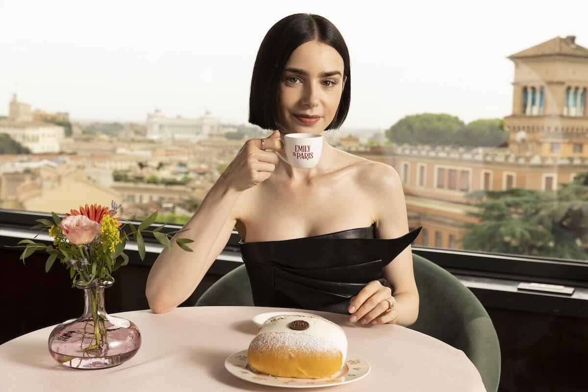 Emily in Paris, riprese interrotte: lutto improvviso sul set