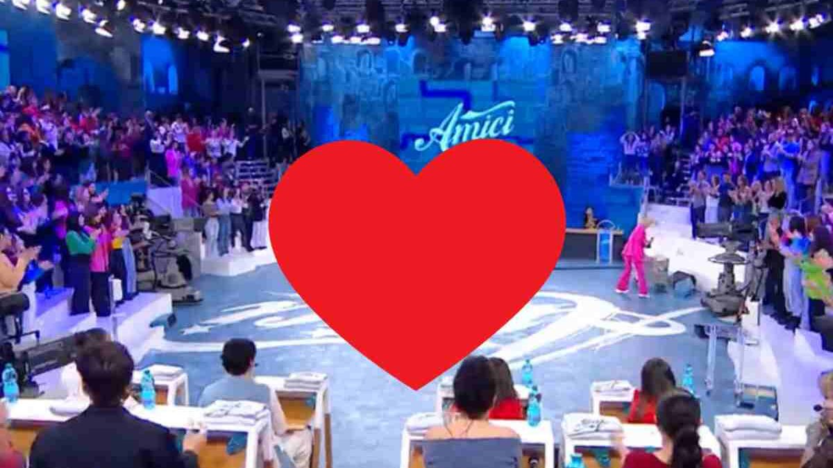 Amici, è amore tra due ex allievi amatissimi: beccati così insieme