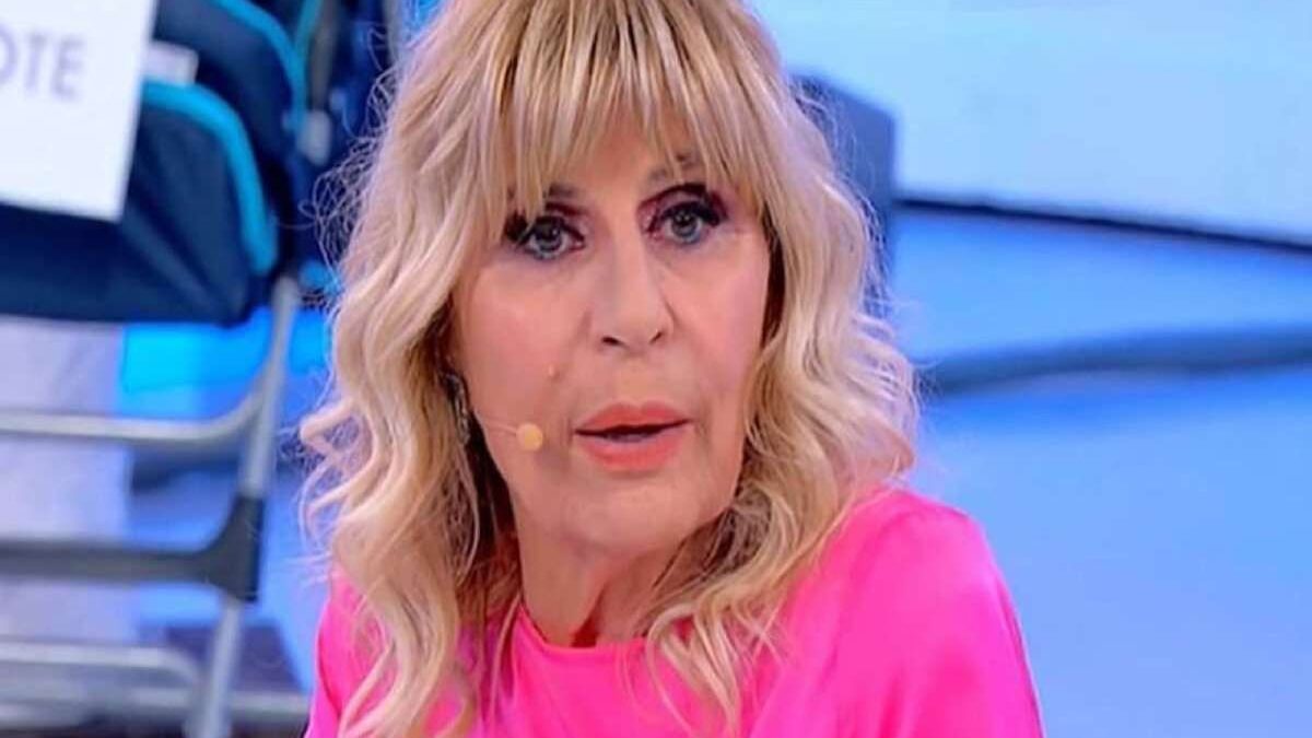 Uomini e Donne, il nuovo lavoro di Gemma Galgani: “Fa la cameriera in un bar”. Le foto della dama