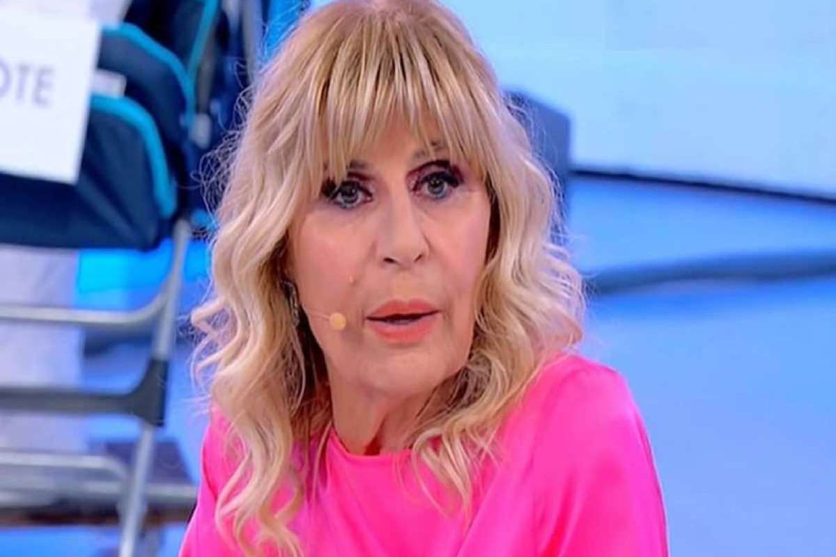 Uomini e Donne, il nuovo lavoro di Gemma Galgani: “Fa la cameriera in un bar”. Le foto della dama