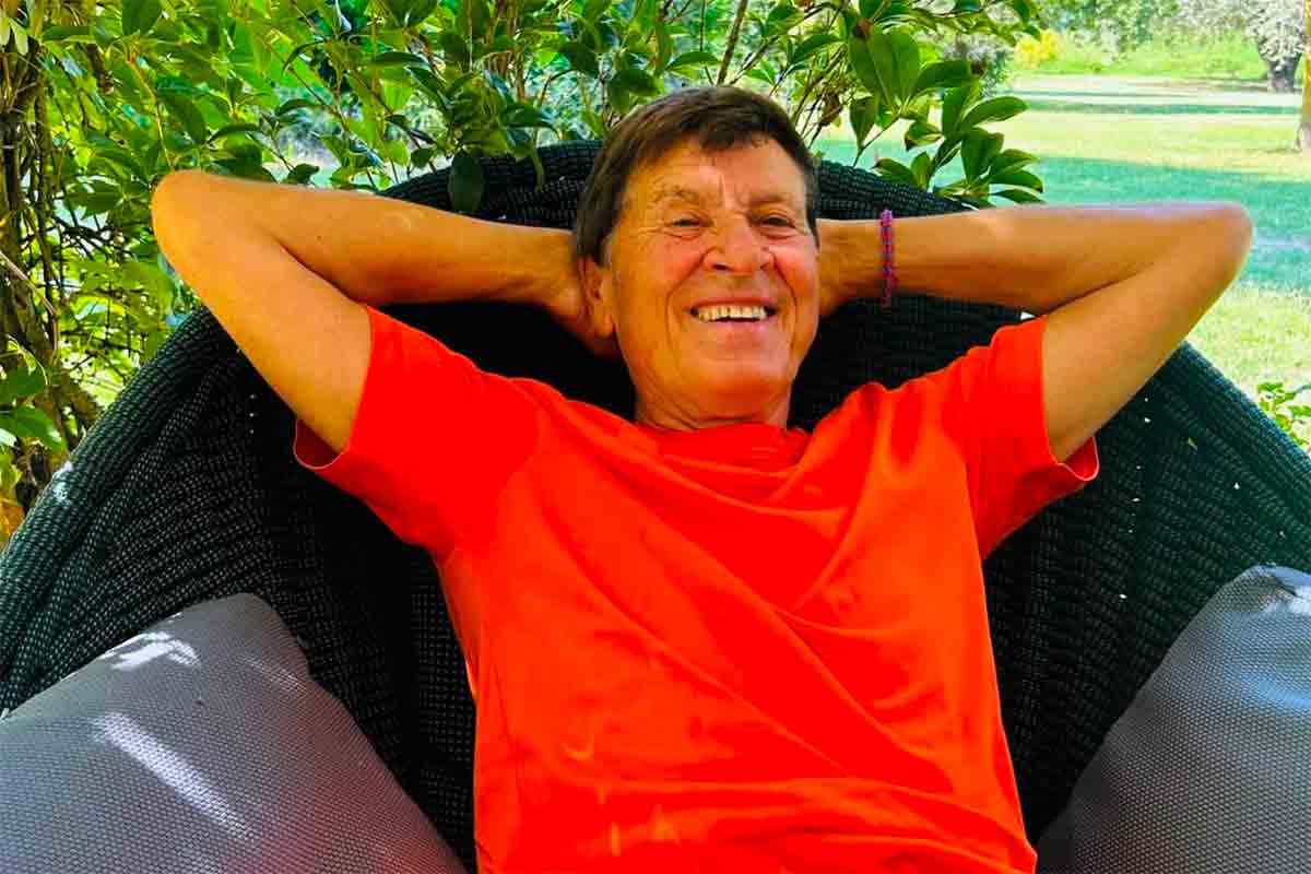 Gianni Morandi si prende una pausa dai social: “Il telefono non mi sta dietro”