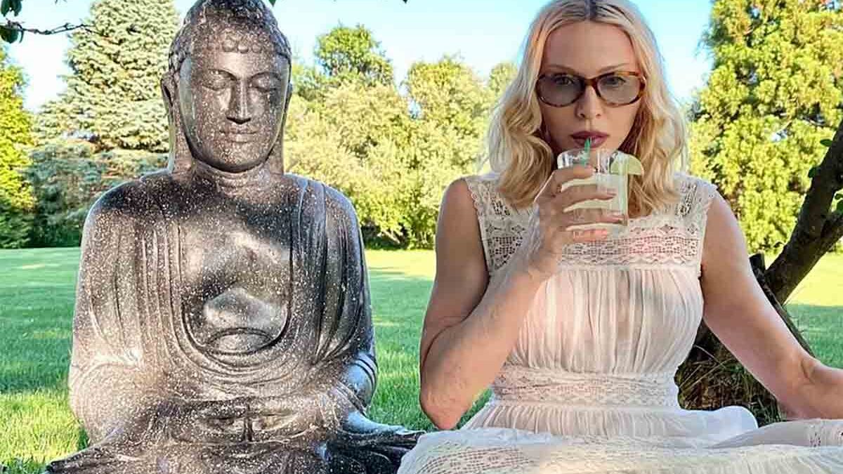 Madonna, vacanze toscane: la superstar festeggia i 67 anni con un bagno di folla al Palio di Siena