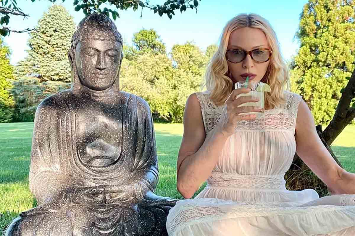 Madonna, vacanze toscane: la superstar festeggia i 67 anni con un bagno di folla al Palio di Siena