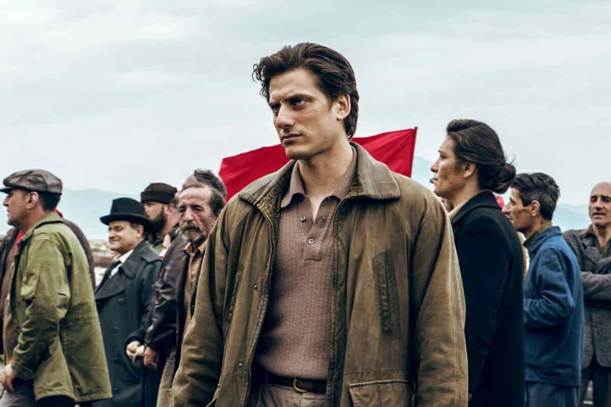 Martin Eden ti cambierà per sempre. Il film con Luca Marinelli è disponibile in streaming