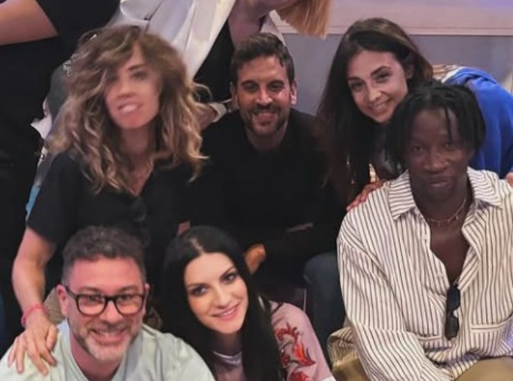 Monica Hill con Laura Pausini e il resto del gruppo