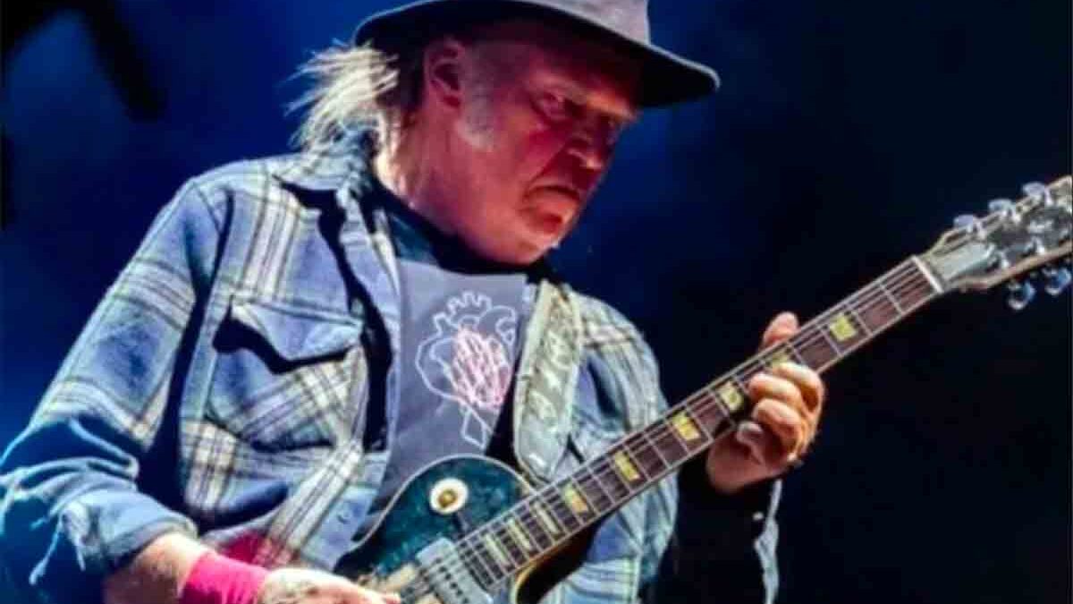 Neil Young lascia Facebook: “Inaccettabile l’uso dei chatbot con i bambini”