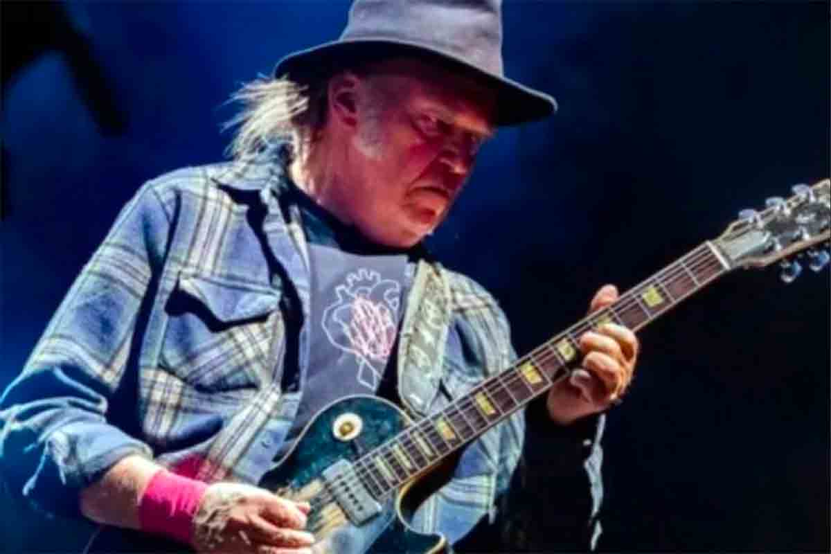 Neil Young lascia Facebook: “Inaccettabile l’uso dei chatbot con i bambini”