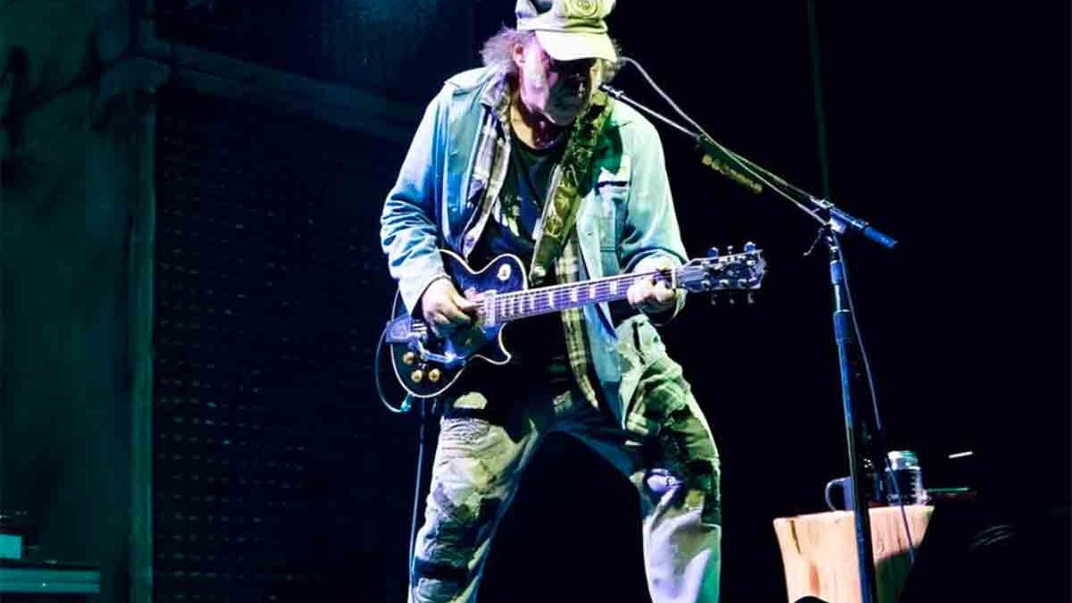 Neil Young contro Donald Trump: il nuovo brano “Big Crime” è un atto di accusa
