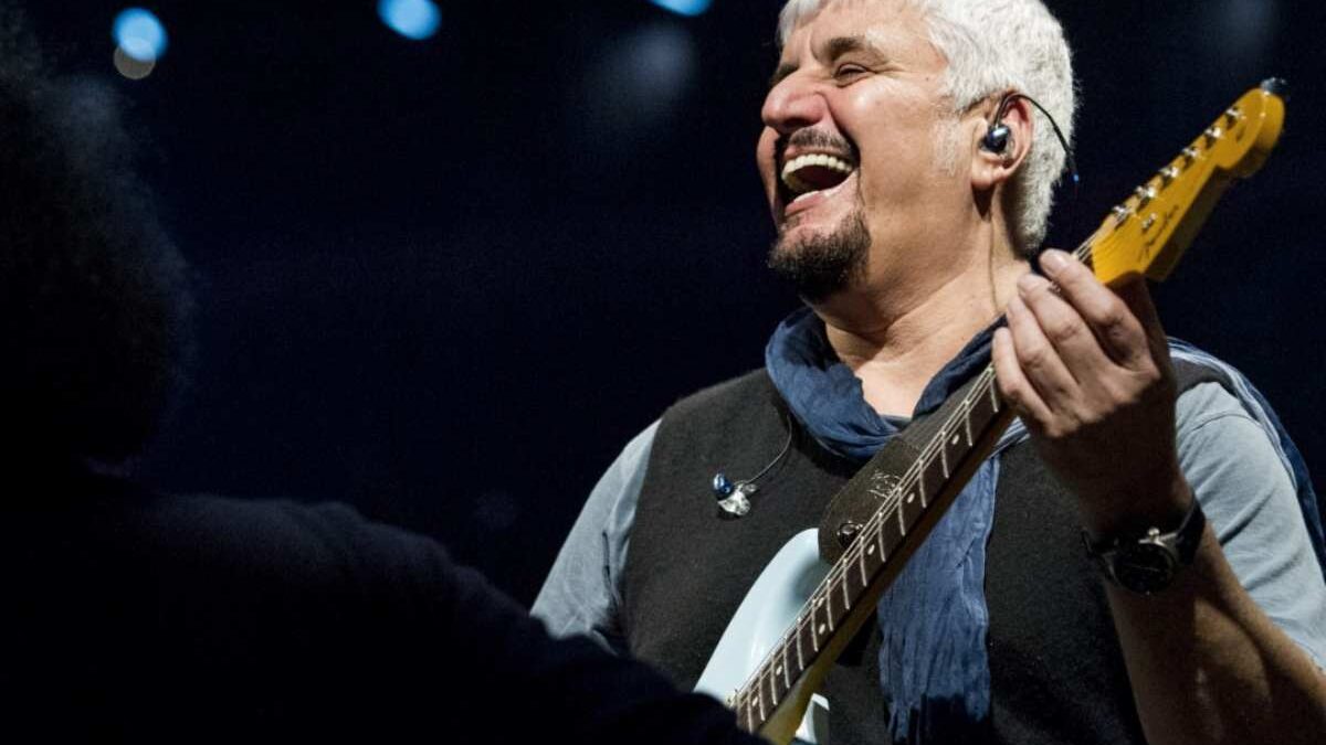 Pino Daniele: il tributo in Piazza del Plebiscito, a 10 anni dalla morte tutto sul cantautore