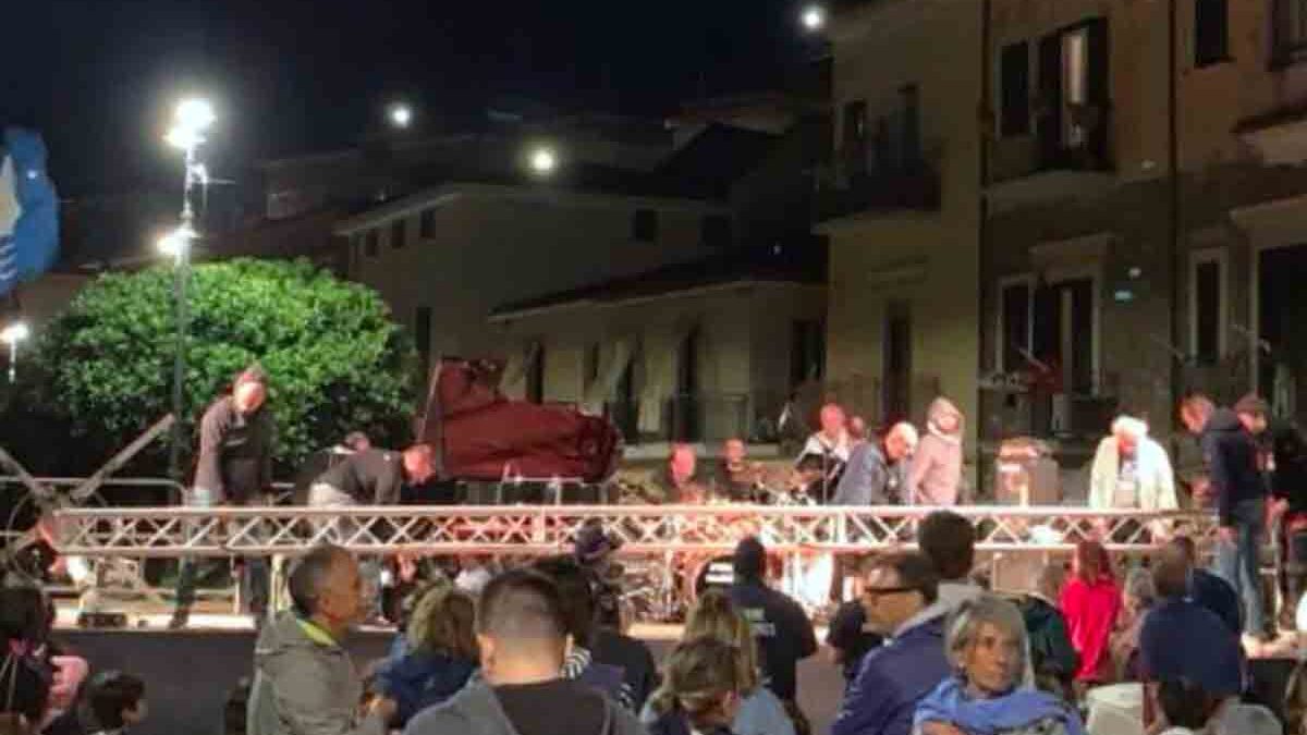 Tragedia sfiorata al concerto di Raphael Gualazzi: crolla struttura del palco ad Agnone Cilento | VIDEO