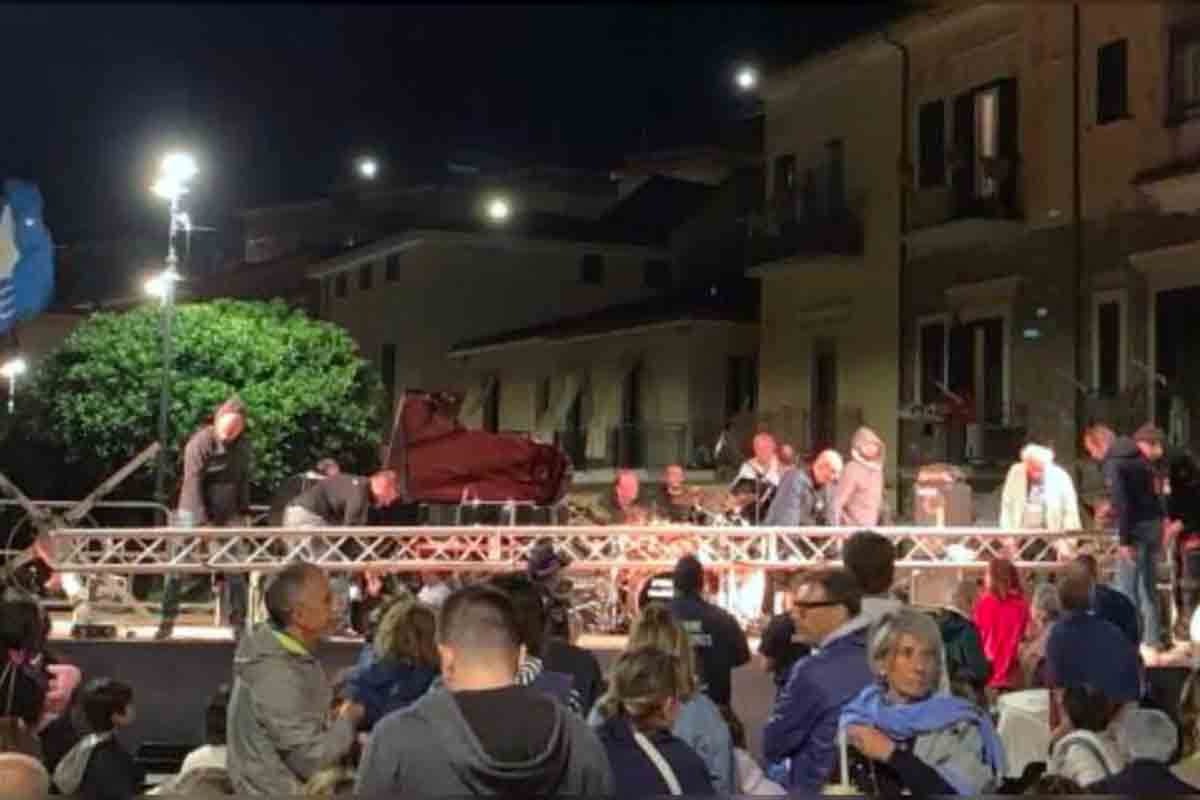 Tragedia sfiorata al concerto di Raphael Gualazzi: crolla struttura del palco ad Agnone Cilento | VIDEO