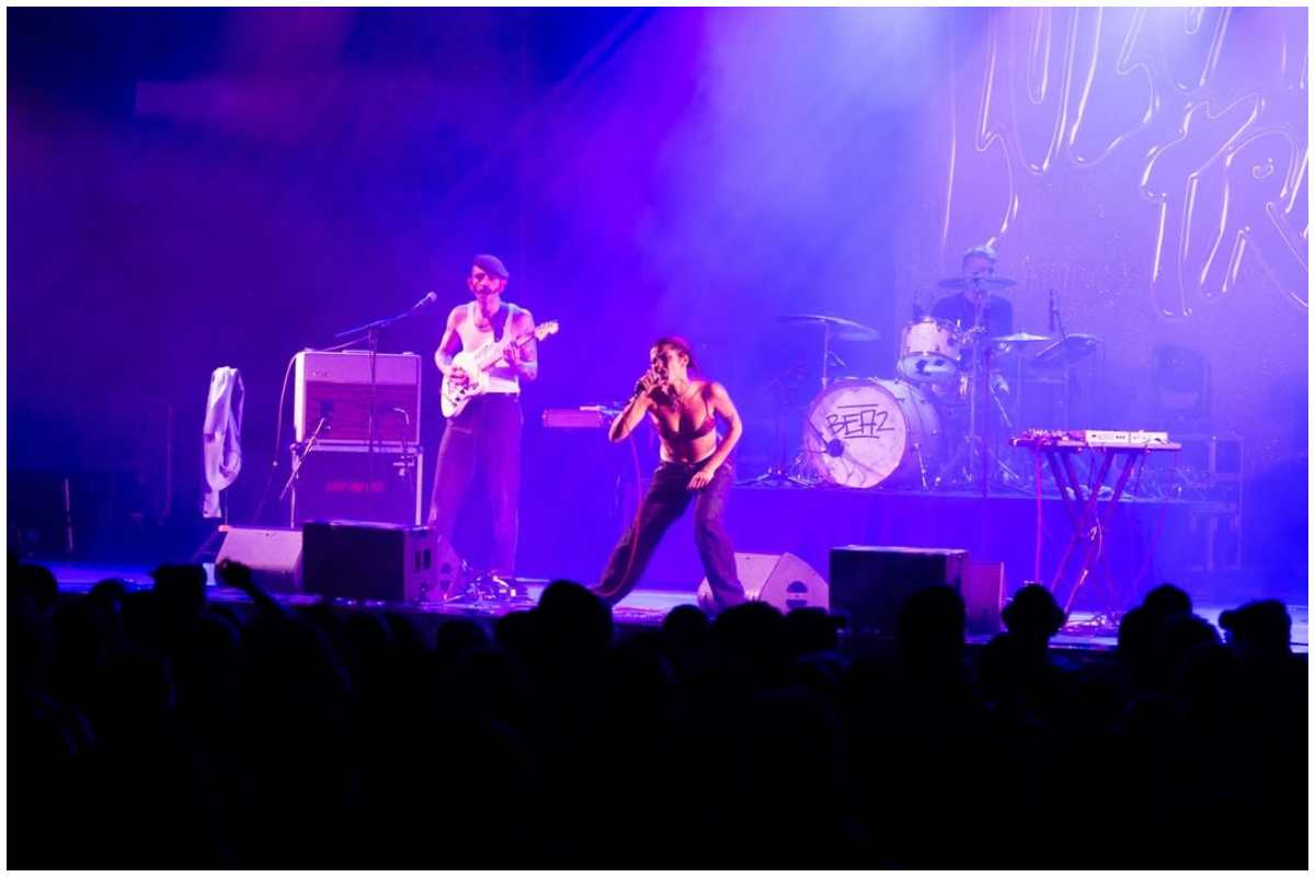 rebecca baby nuda sul palco