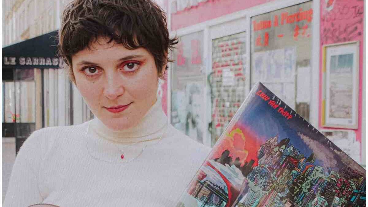 Rebecca Baby, chi è la cantante che per protesta ha cantato in topless sul palco: carriera e vita privata.