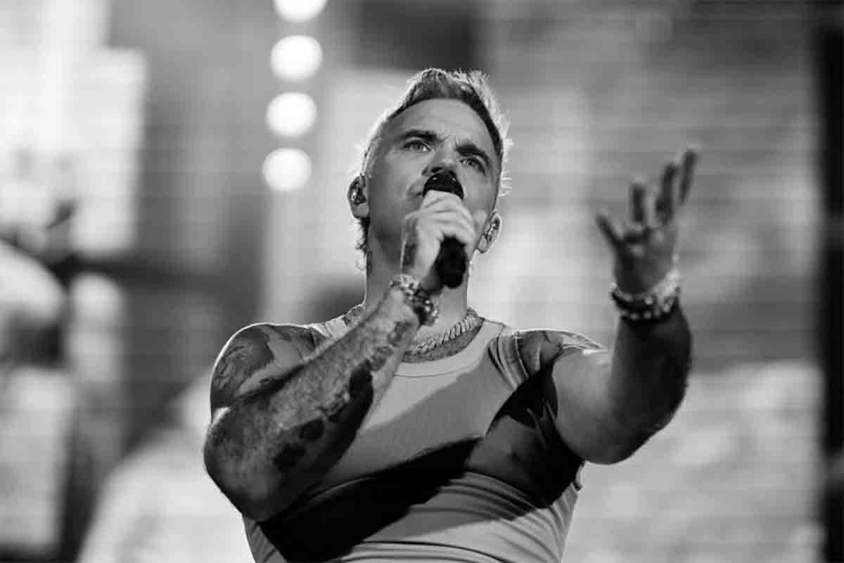 Robbie Williams e gli Oasis: una rivalità lunga trent’anni tra sfide, insulti e rispetto ritrovato