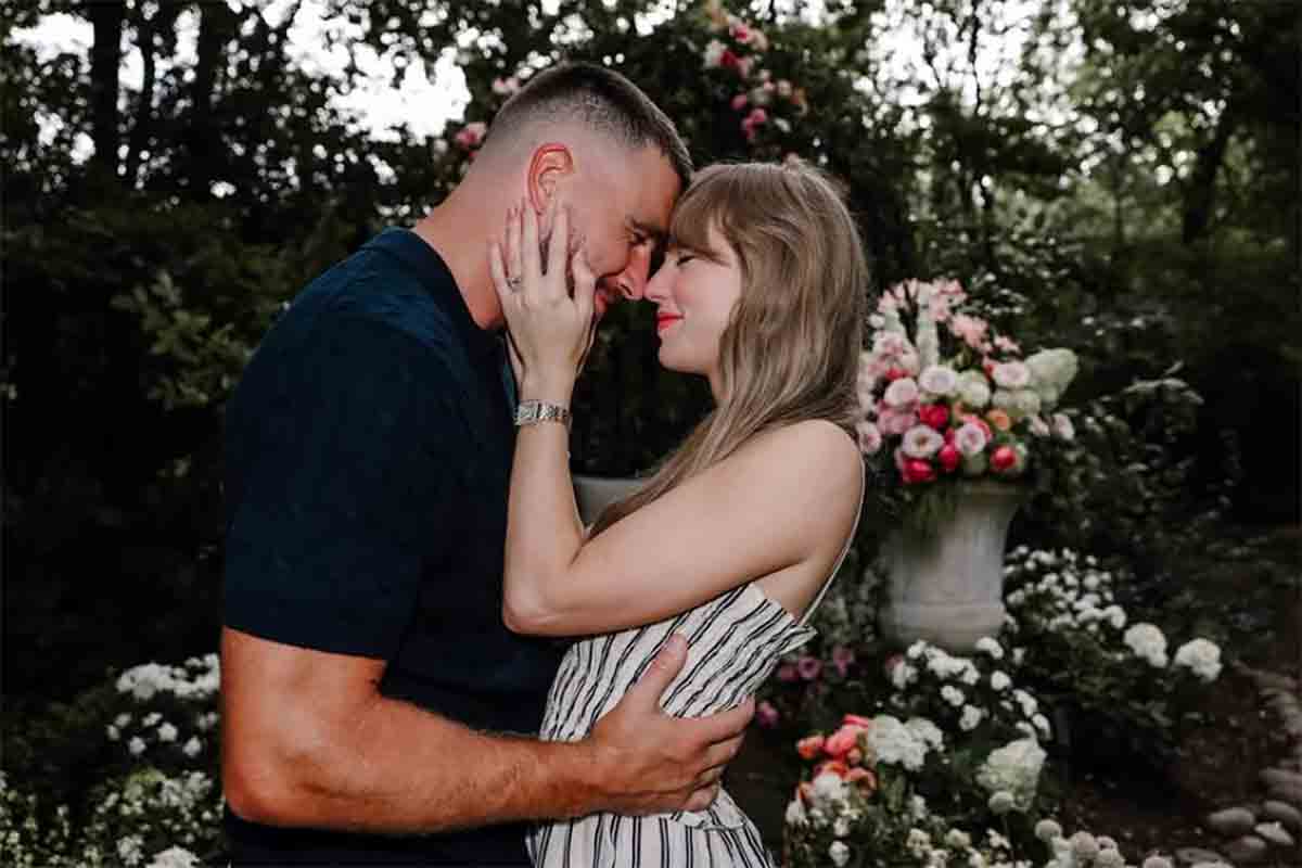 Taylor Swift e Travis Kelce, il fidanzamento è ufficiale | Anello da sogno e l’ammissione “Ci sposiamo”