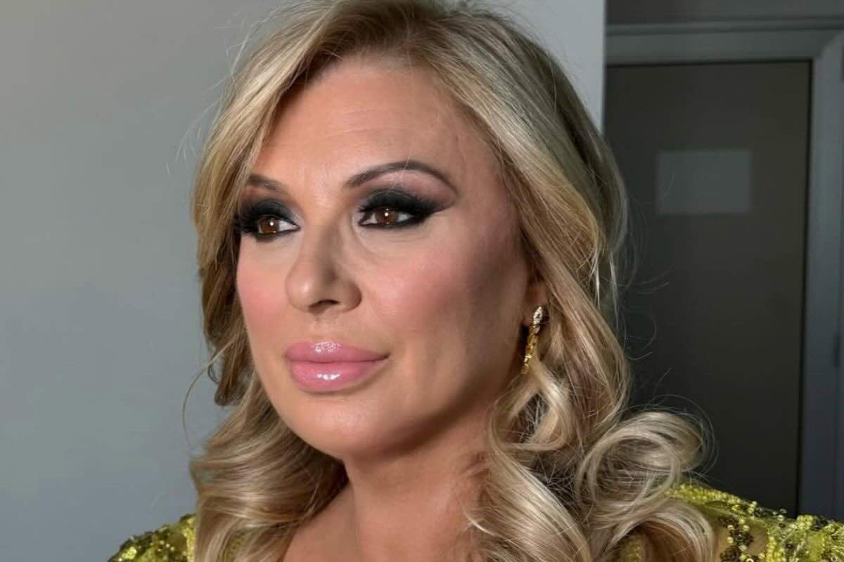 Tina Cipollari e la foto “rubata” in ospedale: l’opinionista rassicura i fan, la verità sullo scatto