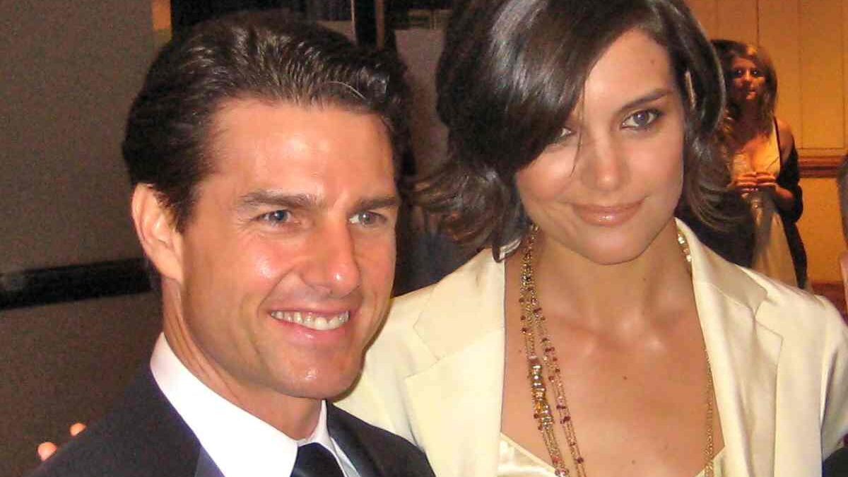 Suri, la figlia di Katie Holmes e Tom Cruise è diventata milionaria. Cosa fa oggi (fotocopia della mamma)