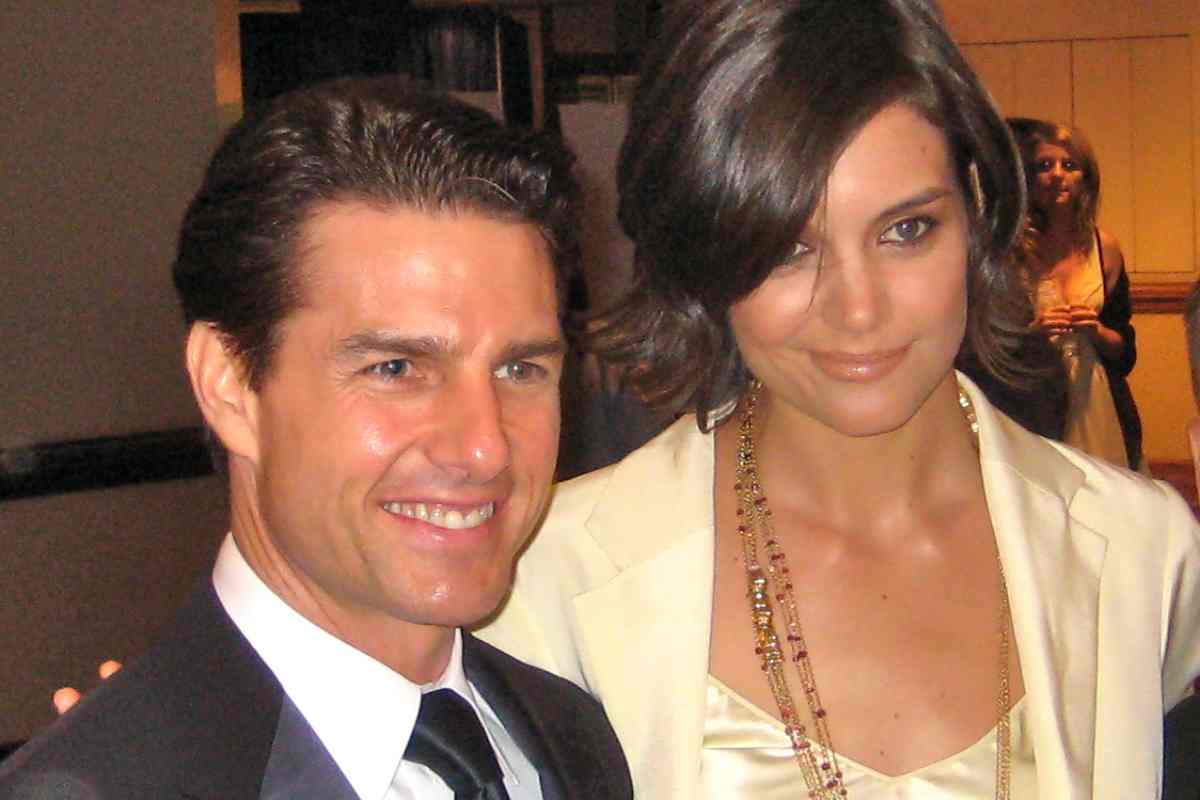 Suri, la figlia di Katie Holmes e Tom Cruise è diventata milionaria. Cosa fa oggi (fotocopia della mamma)