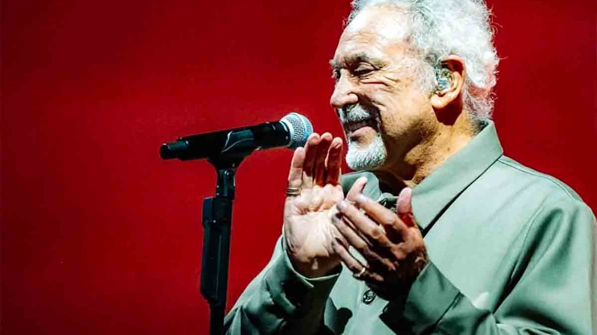 Tom Jones difende ancora “Delilah”: il pubblico di Cardiff lo sostiene tra fischi e polemiche